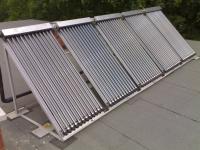 Montaż kolektorów słonecznych próżniowych na płaskim dachu