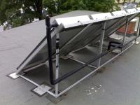 Montaż kolektorów słonecznych próżniowych na dachu płaskim